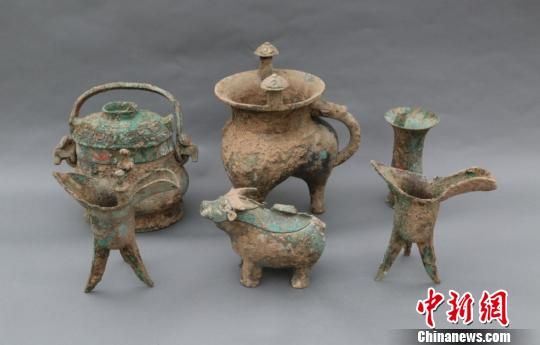 出土部分随葬铜器　陕西省考古研究院　摄