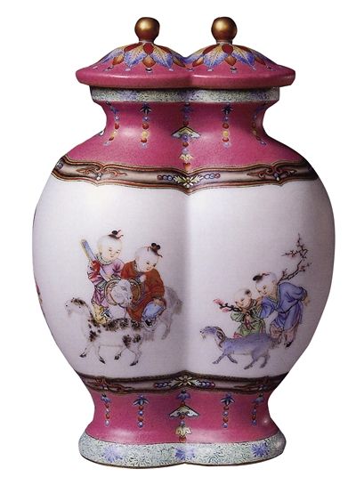（图1）清乾隆官窑珐琅彩三阳开泰纹双联瓶，通高21.4厘米，故宫博物院收藏。