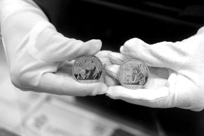 真假熊猫币（左真右假）对比。京华时报记者陶冉摄