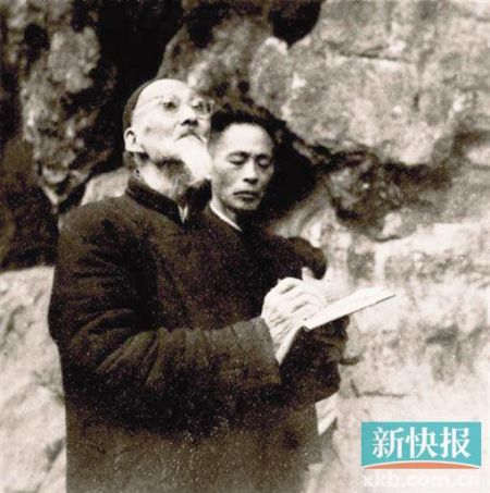 1954年，黄宾虹与诸乐三在杭州飞来峰洞外。(雅昌供图)