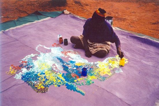 艾米丽?卡茉?肯瓦芮(Emily Kame Kngwarreye)1994年在绘制《大地的创造》