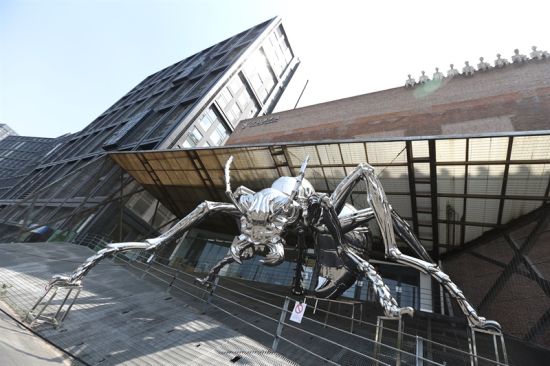 巨型蚂蚁雕塑侵占美术馆(图)