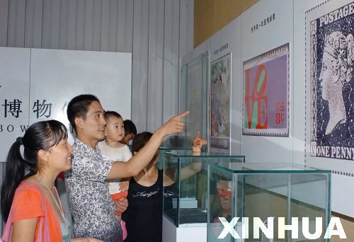 　游人在世界爱情邮票博物馆参观(8月6日摄)。新华社记者 吴增祥 摄