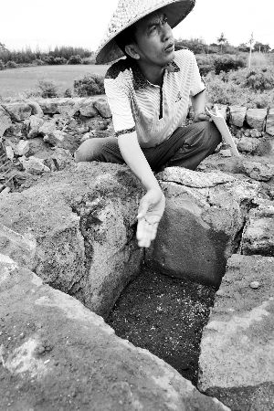 文保工作人员在清理塔身过程中从塔身中央发现石室。本报记者 ?一冰 摄