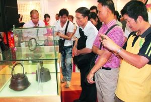 日前市民在“第二届广州紫砂?陶瓷艺术文化节”上观看展出的日本南部铁壶。
