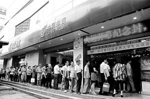 8月12日，市民排长队购买大运会开幕首日封。程劲晓 摄