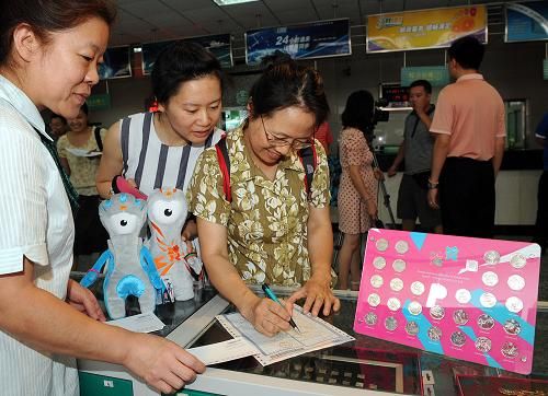 8月24日，收藏爱好者在北京中关村邮局登记预订2012年奥运会邮票纪念币全集。新华社记者 张旭 摄
