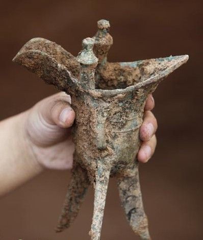 青铜爵被发掘出来。