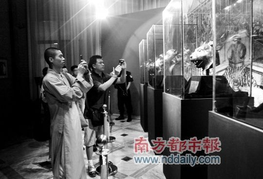 兽首东莞展出吸引众多游客参观