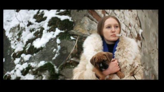 《飞向太空》剧照(仿 达?芬奇《抱貂女子》)