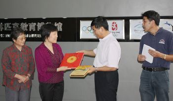 体育收藏走进首都体育学院(图)