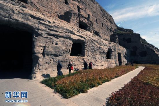 游客在游览灵岩寺洞（9月29日摄）。