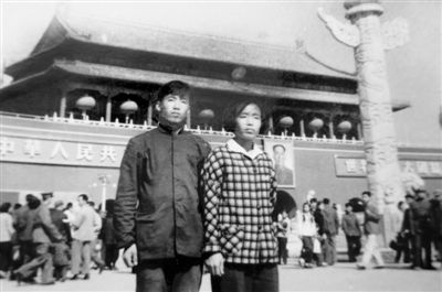 60年代 姐弟情深  1960年9月，宗泽成考入清华大学工程化学系。当年的国庆节前夕，他和姐姐在天安门前留影。