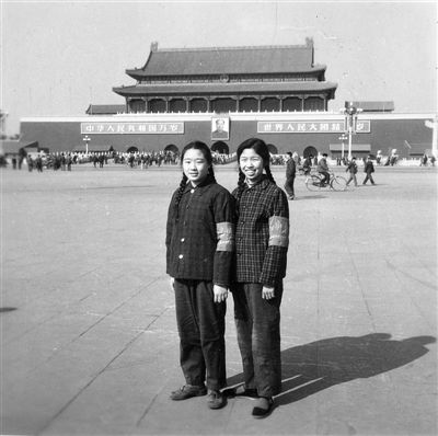 70年代 同窗共读  1973年，照片中的两个女孩当时就读于北京28中，那时28中就坐落于天安门西侧。