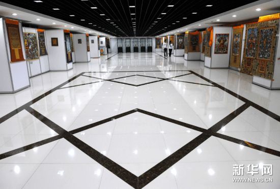 （2）10月1日，参观者在青海热贡唐卡艺术展上欣赏唐卡。