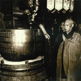 寺院住持诵经敲击坐磬