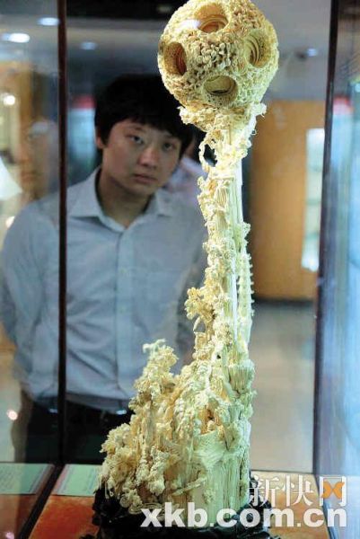 象牙球巧夺天工。