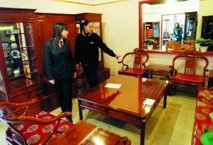 “山寨货”充斥红木家具市场 图片来源：中国新闻网