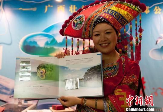 第27届亚洲国际邮展无锡开幕 53国珍稀邮品亮相。　李一芳　摄