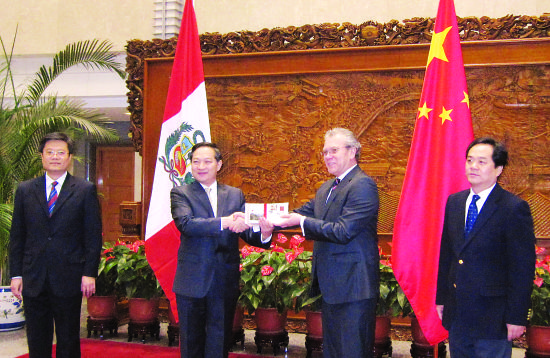 中国向秘鲁赠送纪念封