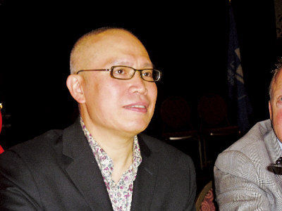 访美国龙年生肖邮票华裔设计师