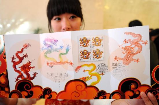 1月5日，礼仪小姐在《壬辰年》特种邮票南京首发活动现场展示《壬辰年》邮票四方联邮折。