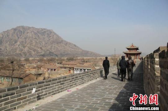 图为鸡鸣驿的城墙，远眺为鸡鸣山。谭地摄