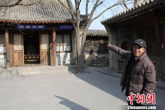 图为85岁得王绪老人指着文昌宫的正殿对记者介绍说，“鸡鸣驿是国家的文物，一定要保护好”。谭地摄