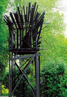 《9条对角线》，贝尔纳?维勒，2010年（左侧）；《支架屋》，阿纳?奎兹，2011年（右侧）