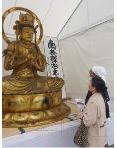 清水寺一尊由海啸灾区松木雕凿的“大日如来坐像”4月26日在岩手县陆前高田市某超市的特设会场公开亮相。