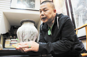李智刚向记者讲解古玉的有关文化。　肖亮摄