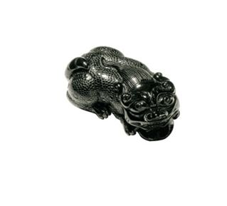 墨翠貔貅。玉质细润，雕工精细，寓示避邪?财，生意兴隆。重量：59g，尺寸：5×2.5×2cm。市场估价 RMB 9000-18000。