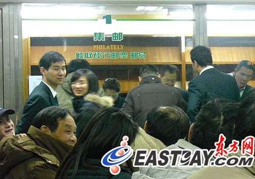上海邮迷彻夜排队买龙票