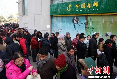 南京民众排队抢购龙年生肖邮票