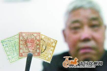 大龙邮票共三枚，主题图案相同，颜色不同。