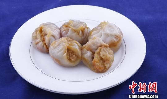 男子收集数吨原石制作石头宴