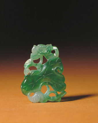 清宫藏翠：翠镂雕荷花坠