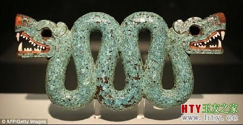 这是由绿松石制作而成的双头蛇，它的年代可能介于1400年至1521年之间，是蒙特苏马进贡给西班牙殖民者科尔特斯的礼物。  