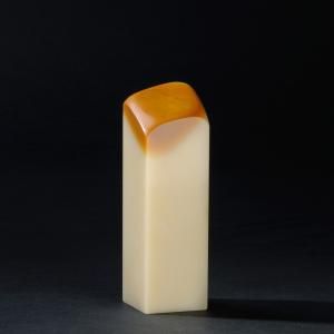 素章汶洋石 10.9×3.3×3.2cm，成交价18万元