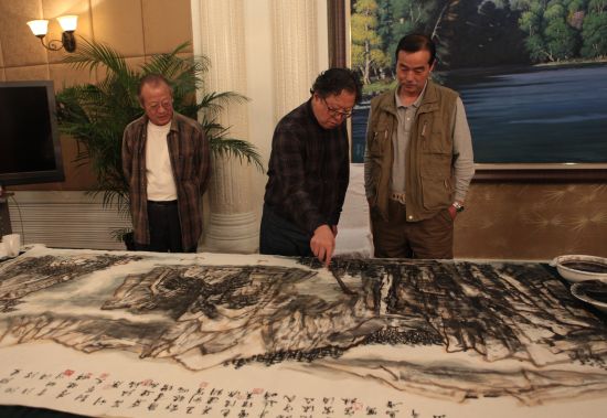 著名山水画家李宝林挥毫泼墨作画