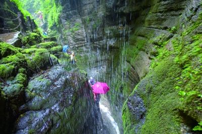 百余名摄影师冒雨拍摄古丈坐龙峡