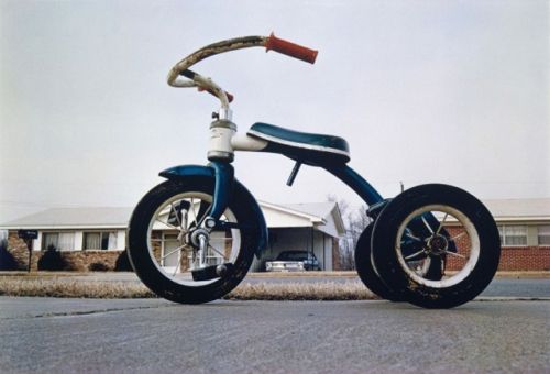 上图作品由William Eggleston拍摄，名为《Memphis（Tricycle）》，在近日的拍卖会上连同其他35件作品，合计以590万美元成交