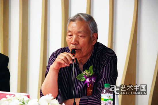 艺术家齐辛民在新闻发布会上发言