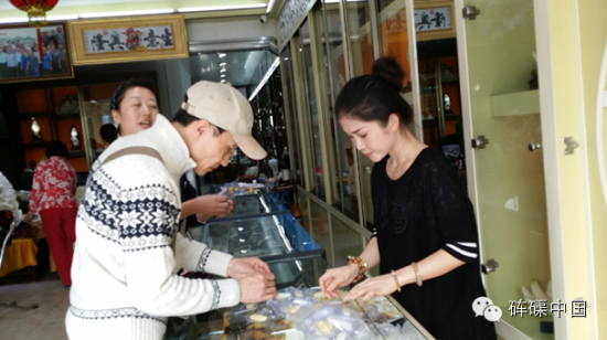 巩汉林现身渠玉轩砗磲店 砗磲明星粉丝渐增