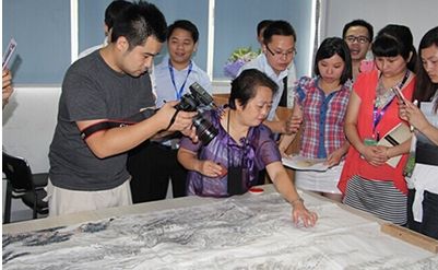 傅抱石嫡孙女再现《江山如此多娇》