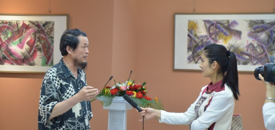 汪京元在画展现场接受青州电视台记者采访