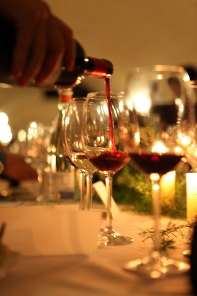 每道菜肴搭配三款不同价位和不同口味的葡萄酒。