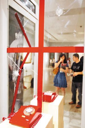 《对话》重现美术馆 22年前弹痕犹在