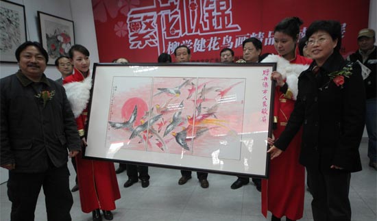画家柳学健向丹阳市政府赠送作品《丹凤朝阳》