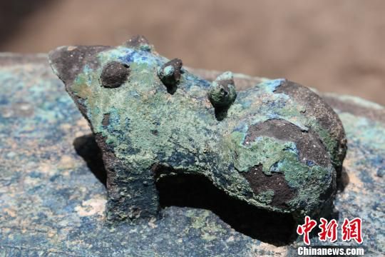 图为青铜鼓装饰。　梁旭　摄